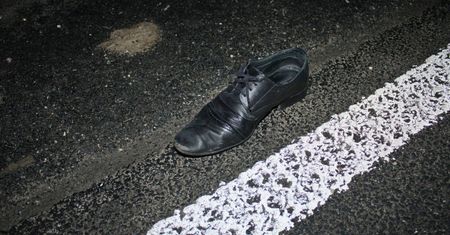 Wracał ze studniówki, został potrącony przez samochód. Sprawca uciekł