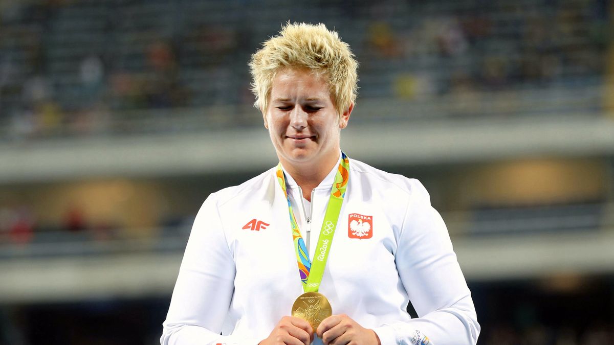 Wzruszona Anita Włodarczyk ze złotym medalem olimpijskim Rio 2016