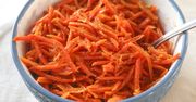 Najbardziej chrupiącą surówkę robię z marchewki. Wyrazisty sos dodaje jej smaku
