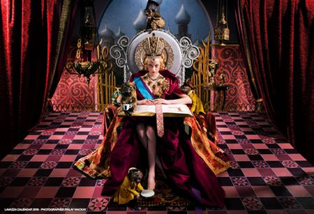 Fot. Finlay MacKay, 2008 16. edycja kalendarza Lavazza poświęcona jest kobietom, które czują się jak królowe. Cała sesja utrzymana jest w baśniowym, zaczarowanym klimacie. Fotografem jest Finlay MacKay.