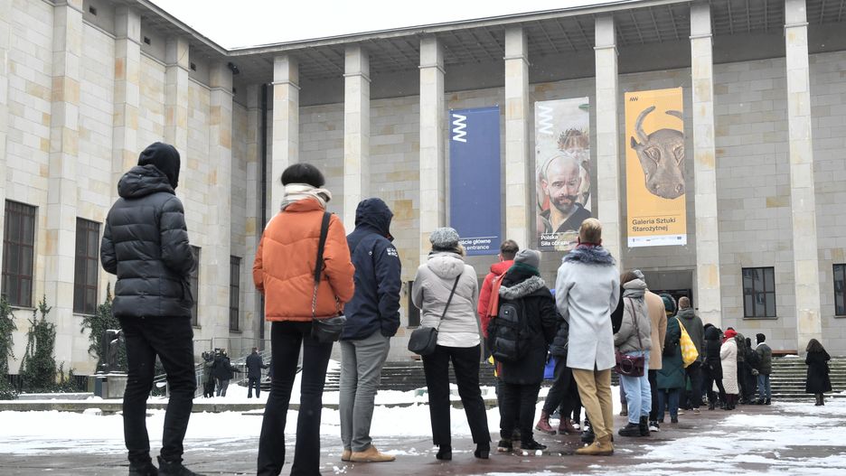 Warszawa. Gigantyczna kolejka zwiedzających do Muzeum Narodowego