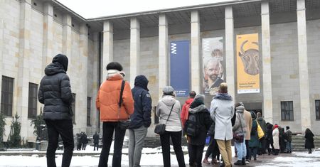 Warszawa. Gigantyczna kolejka zwiedzających do Muzeum Narodowego [ZDJĘCIA]