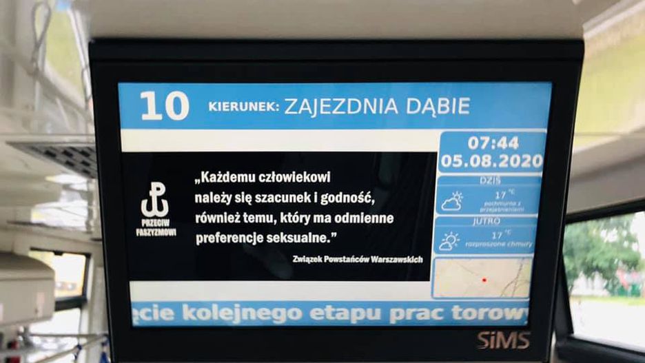 We wrocławskich autobusach i tramwajach, na ekranach przeznaczonych do wyświetlania reklam i informacji dla pasażerów, przeczytać można przesłanie od Związku Powstańców Warszawskich. To nauka odwagi, szlachetności i prawości, jaką powstańcy, ludzie już nie pierwszej młodości, znów dają młodszym pokoleniom.