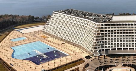 "Nie jest kolorowo". W Pobierowie huczy od plotek o Hotelu Gołębiewskim