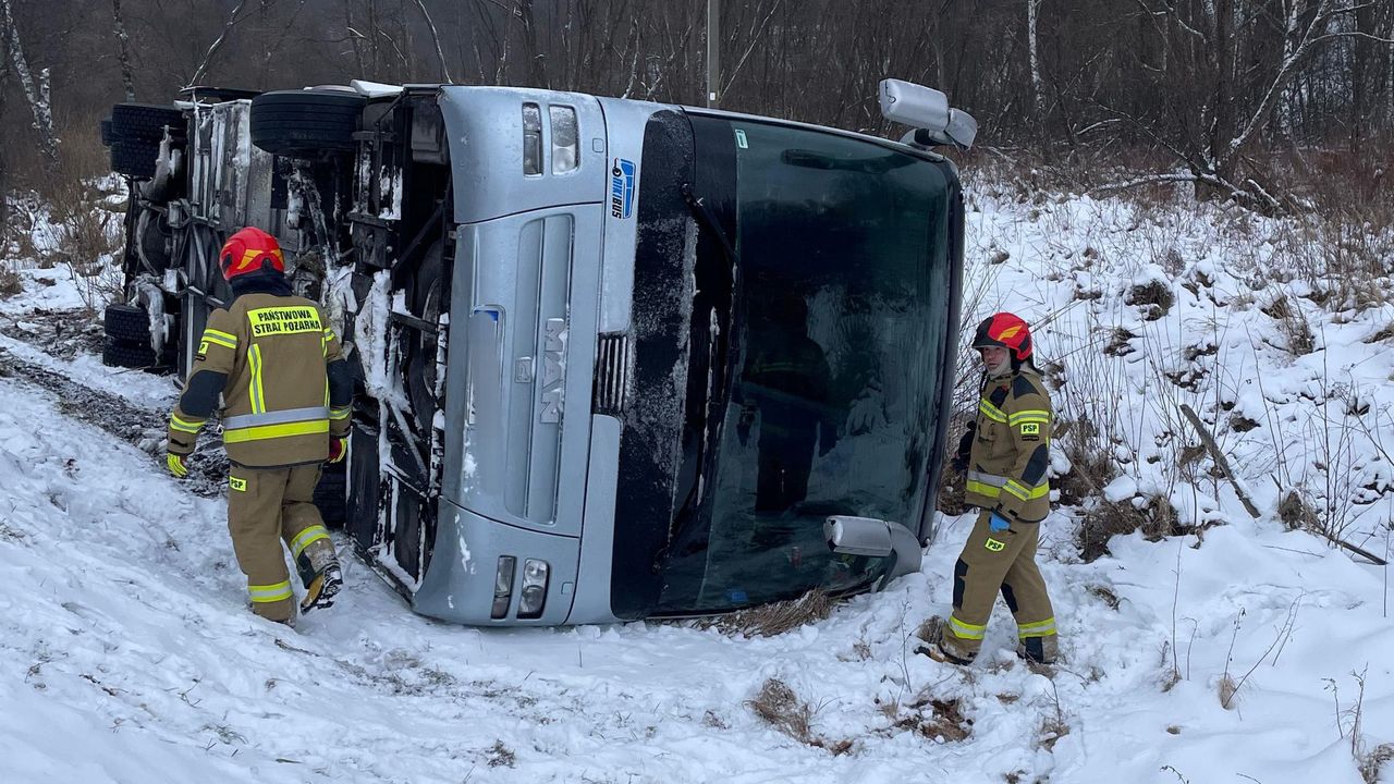 Wypadek autokaru w Bieszczadach. 18 osób jest poszkodowanych