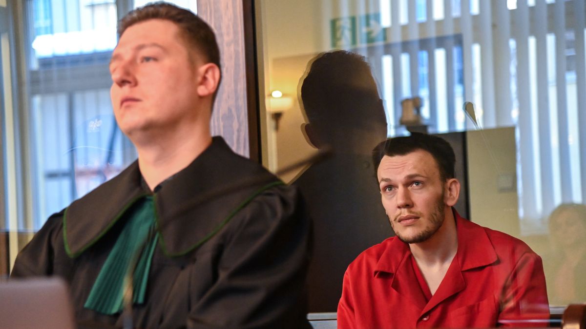 Gdańsk, 18.01.2024. Oskarżony Stefan Wilmont (P) na sali rozpraw Sądu Apelacyjnego w Gdańsku, 18 bm. Ruszył proces apelacyjny Stefana W., oskarżonego o zabójstwo Pawła Adamowicza, do którego doszło 13 stycznia 2019 r. podczas wieczornego finału WOŚP w Gdańsku. Stefan Wilmont śmiertelnie ugodził nożem ówczesnego prezydenta Gdańska. Wyrokiem Sądu Okręgowego, Stefan Wilmont został skazany na karę dożywotniego pozbawienia wolności, którą powinien odbywać w oddziale terapeutycznym dla osób z niepsychotycznymi zaburzeniami psychicznymi oraz z zastrzeżeniem, że warunkowe zwolnienie oskarżonego nie może nastąpić wcześniej niż po odbyciu przez niego co najmniej 40 lat orzeczonej kary pozbawienia wolności. (aldg) PAP/Andrzej Jackowski***UWAGA!!! ZGODA NA PUBLIKACJĘ WIZERUNKU I DANYCH OSOBOWYCH OSKARŻONEGO!!!***