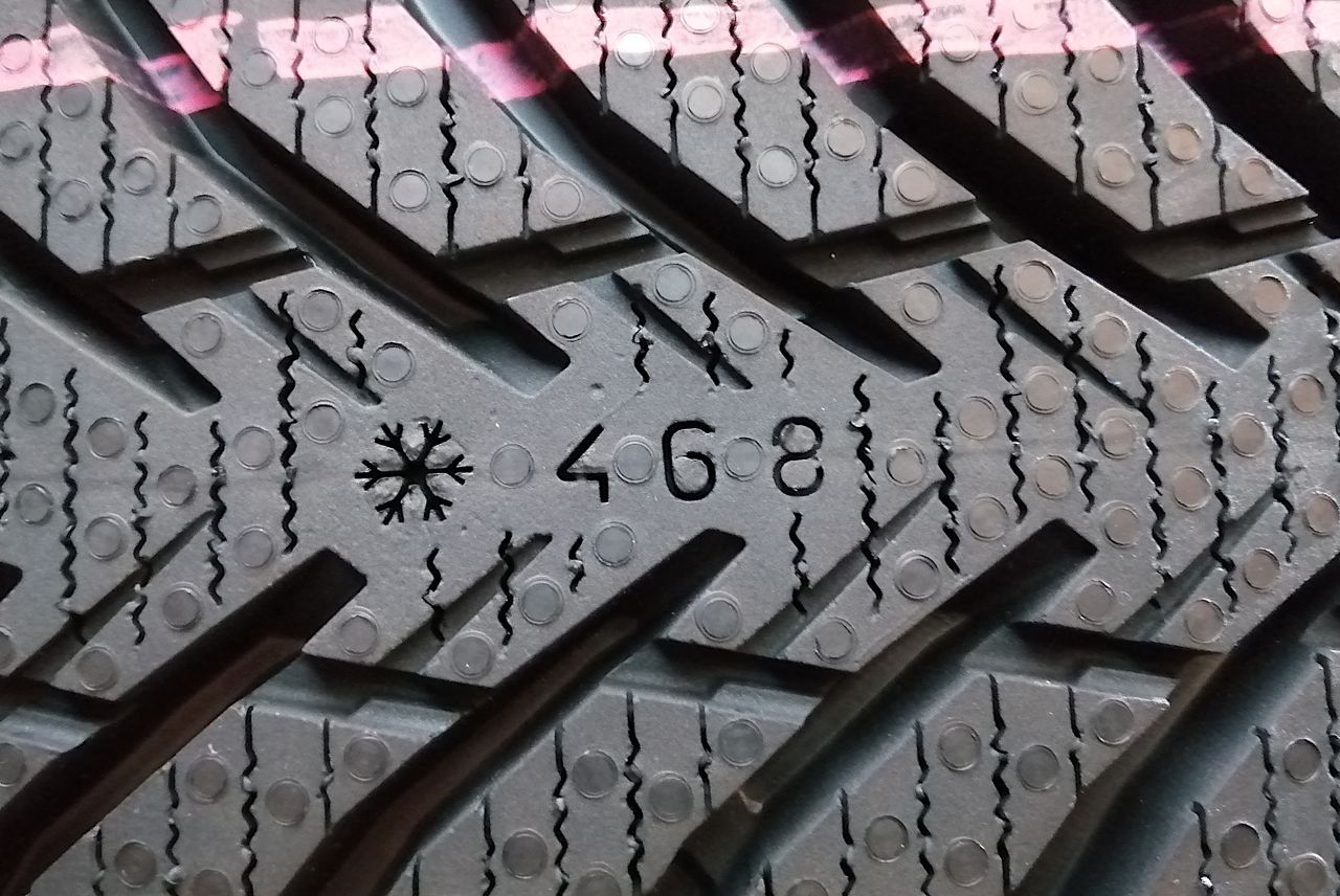 Wear indicator on a Nokiana winter tire. Besides the value, there is a snowflake symbol. When this disappears, the tire should be replaced.
