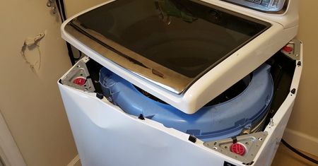 Po eksplodujących smartfonach czas na rozpadające się pralki. Zła passa Samsunga nie mija