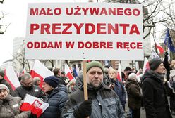 Banery na manifestacji opozycji i KOD