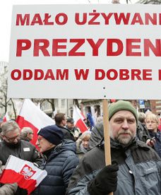Banery na manifestacji opozycji i KOD
