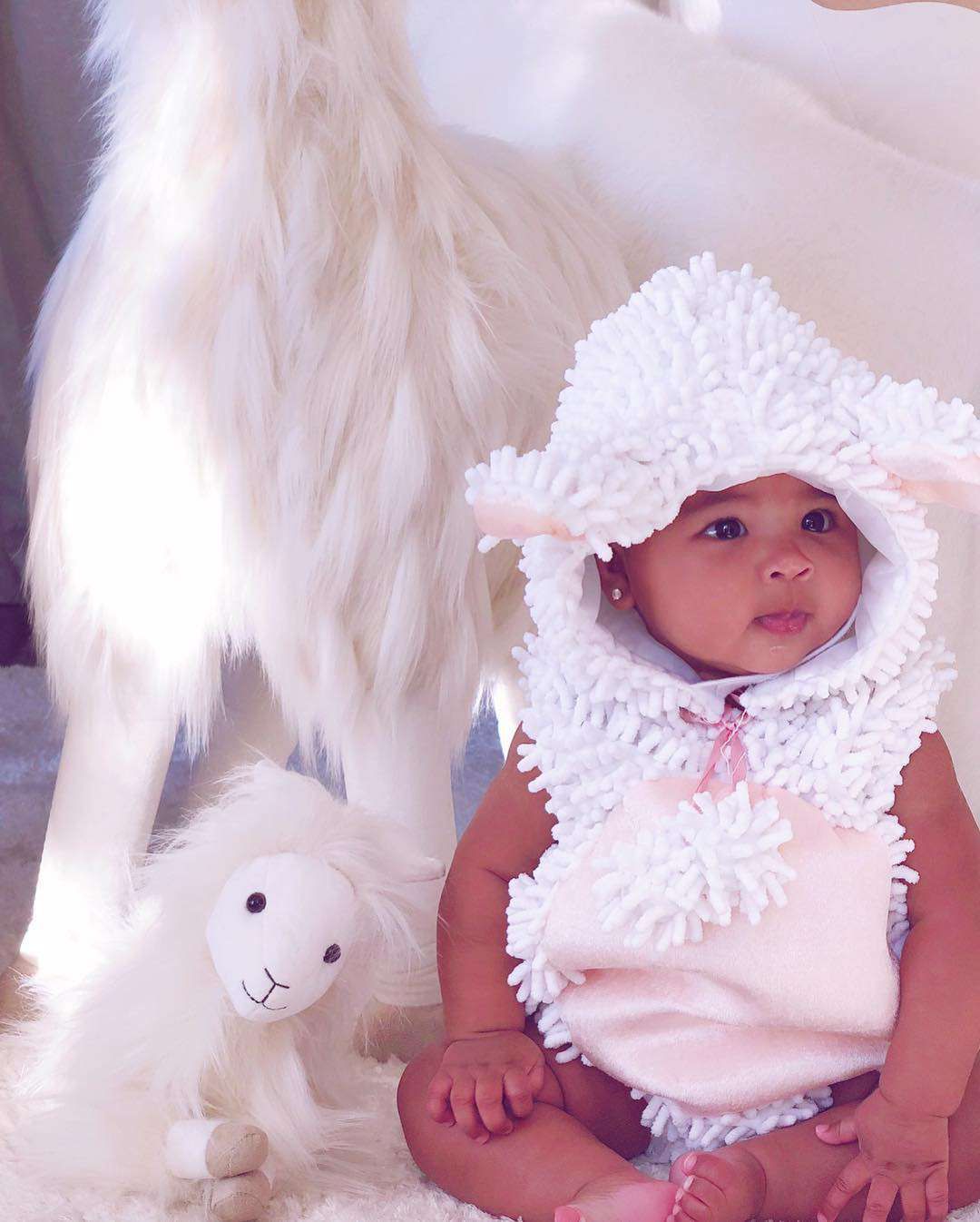 Khloe Kardashian przebrała True Thompson w pięć różnych kostiumów na Halloween 2018