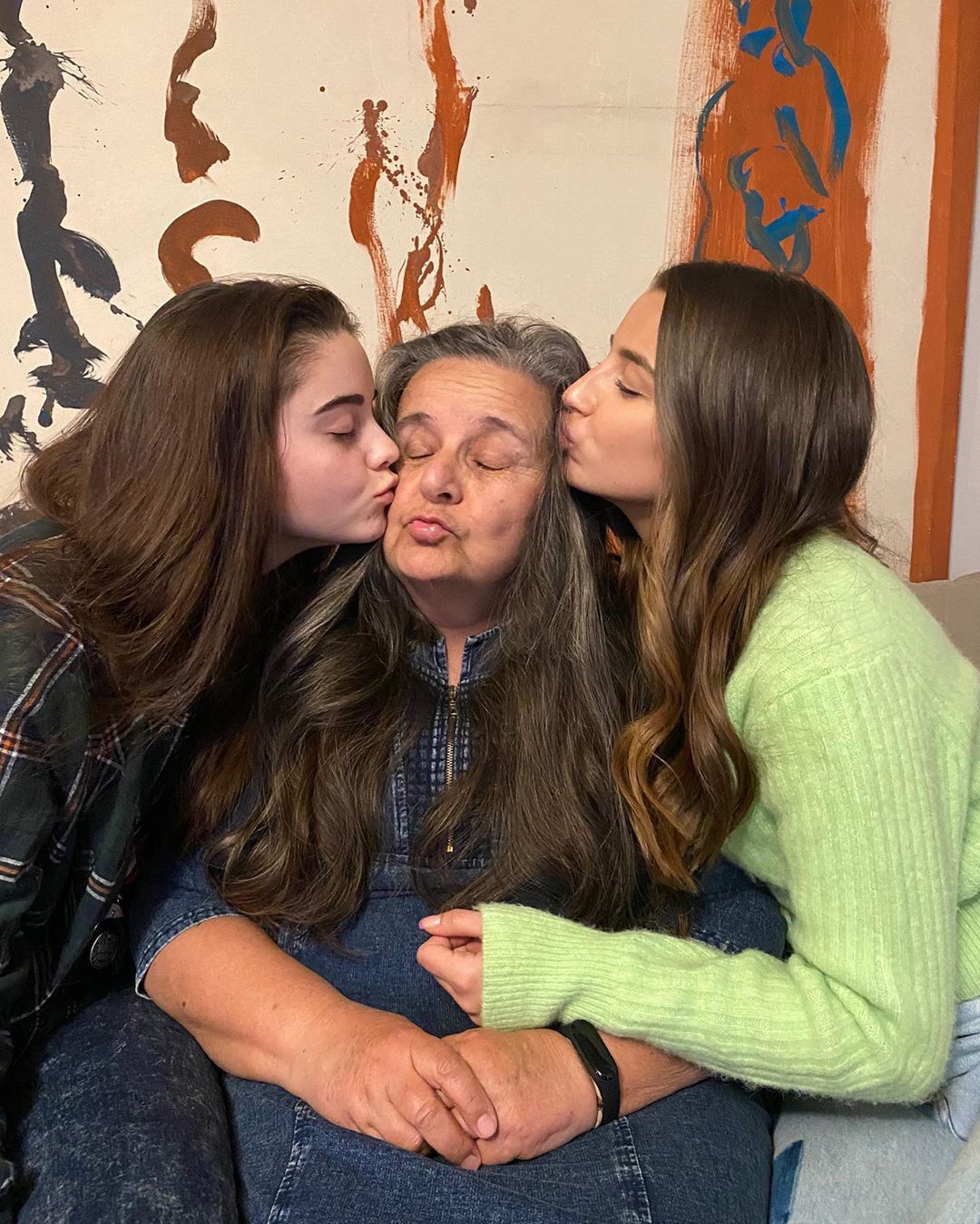 Julia Wieniawa pozuje z babcią i młodszą siostrą Alicją