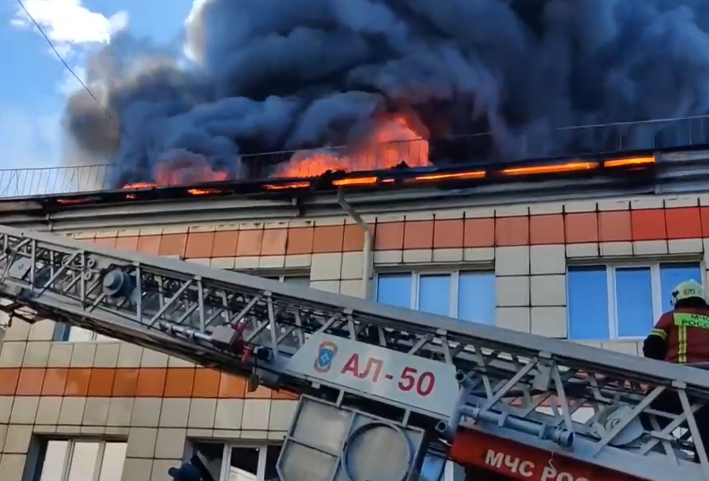 Kłęby dymu nad rosyjskim miastem. Płonie budynek władz