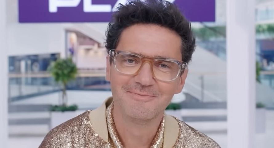 Mniej Wojewódzkiego i sprzedawców. Play mocno ściął wydatki reklamowe