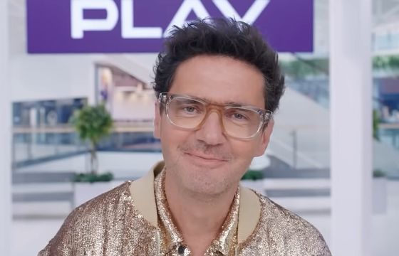 Mniej Wojewódzkiego i sprzedawców. Play mocno ściął wydatki reklamowe