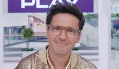 Mniej Wojewódzkiego i sprzedawców. Play mocno ściął wydatki reklamowe