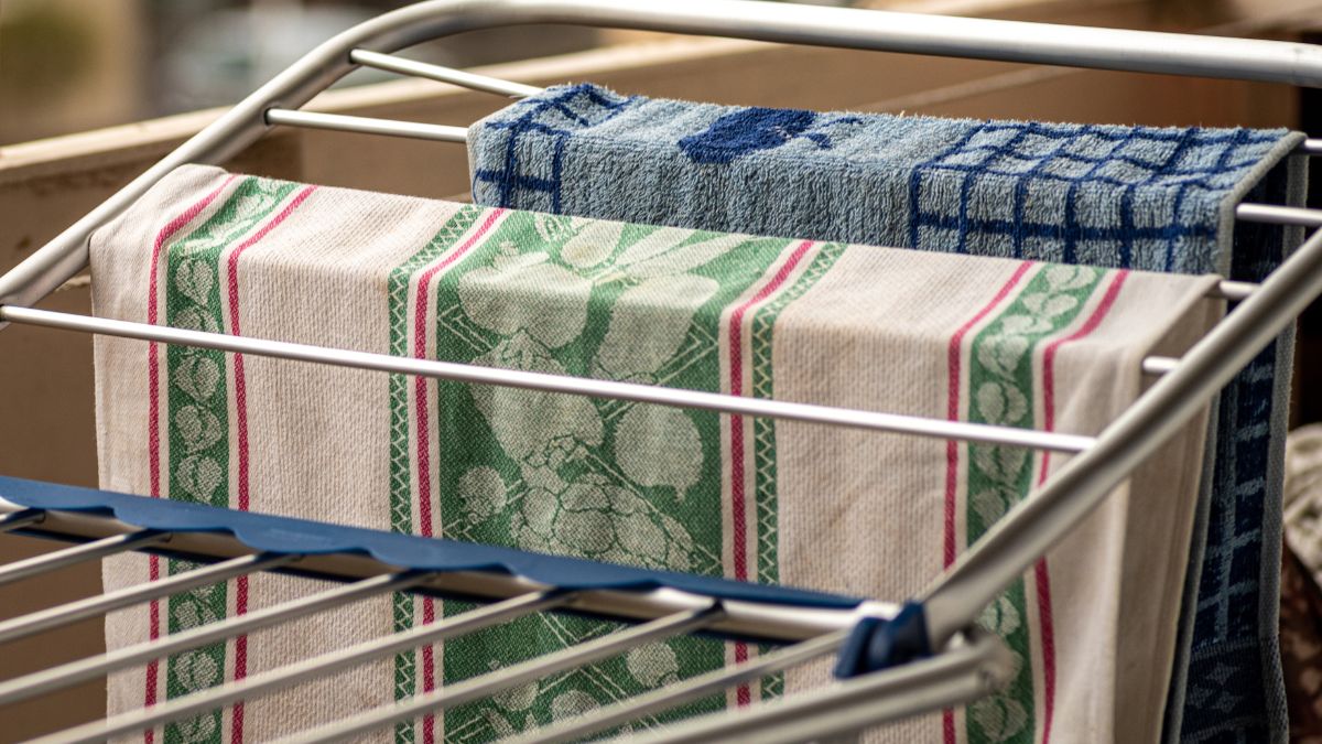 Ścierki kuchenne suszące się na suszarce.