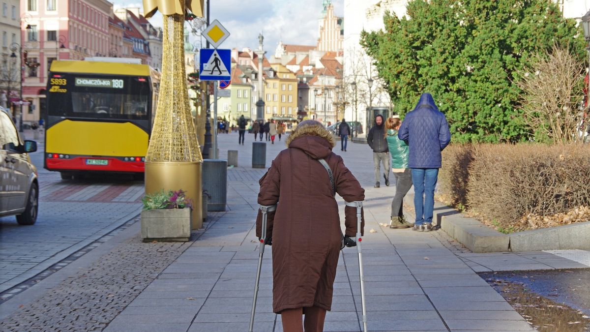Infolinia, na którą mogą dzwonić seniorzy po pomoc, będzie działać dalej – poinformowała Marlena Maląg 
