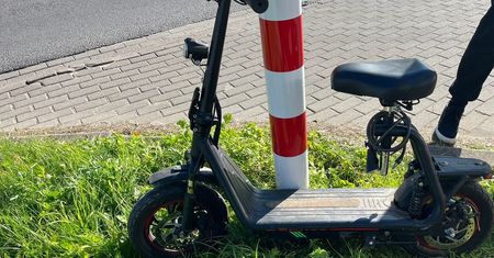 Koszalin. 81-latka na hulajnodze elektrycznej wjechała w ciężarówkę