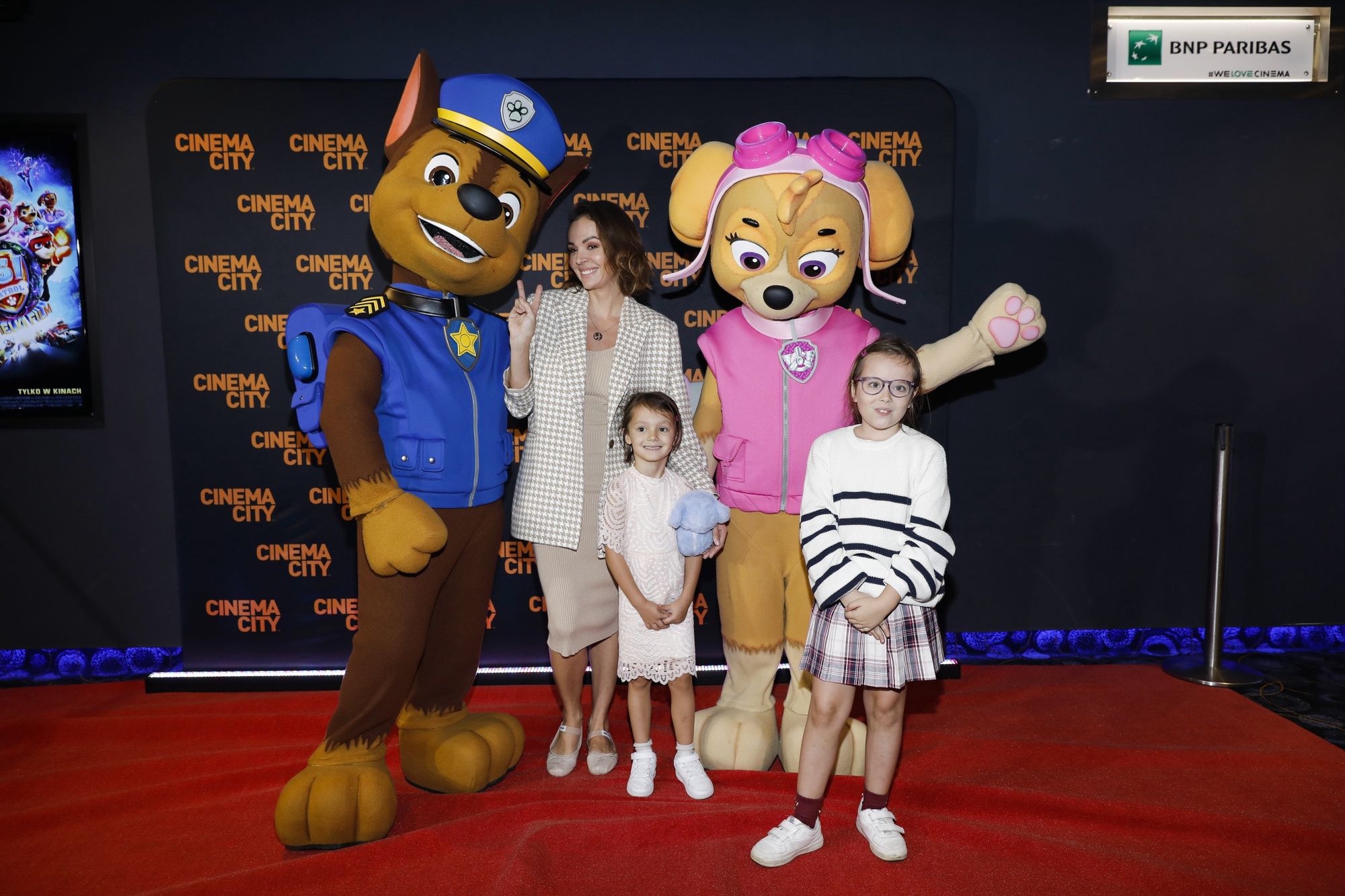 Anna Wendzikowska z córkami na premierze filmu "Psi patrol"