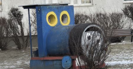 Znikający plac zabaw z ciuchcią na Łazarzu. Kultowe miejsce dzieciństwa znika z mapy Poznania