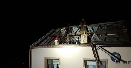 Nocna nawałnica. Zerwane i podziurawione dachy, zalane ulice
