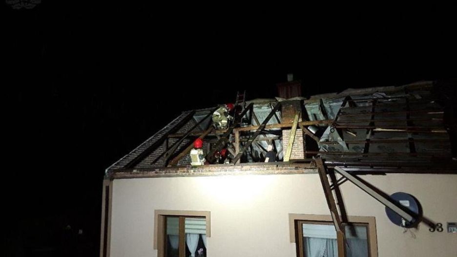 Nocna nawałnica. Zerwane i podziurawione dachy, zalane ulice