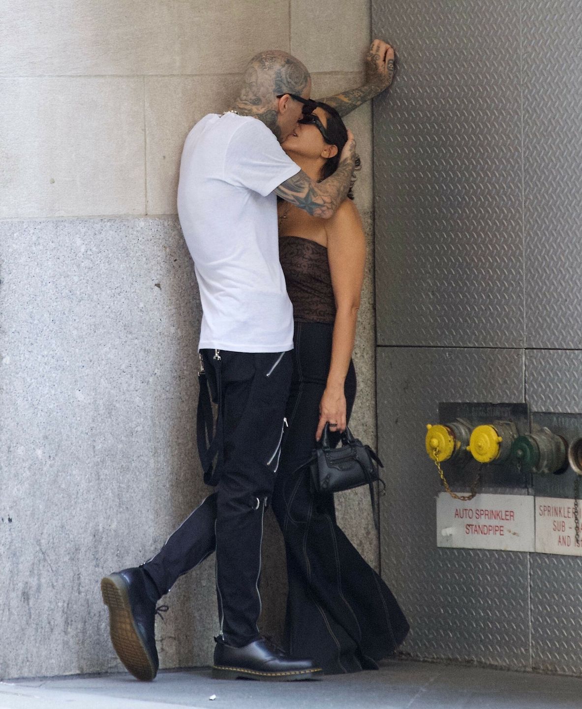 Kourtney Kardashian i Travis Barker obściskują się podczas zakupów