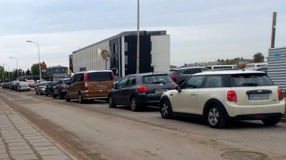 Do przychodni na Coopera już na godzinę przed otwarciem ustawiło się 17 samochodów.