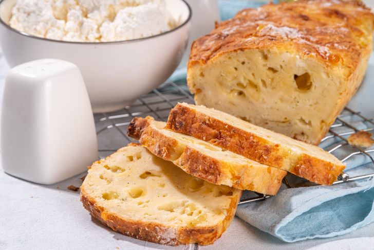 Chleb twarogowy bez mąki. Wystarczą 4 składniki, by upiec lekki bochenek