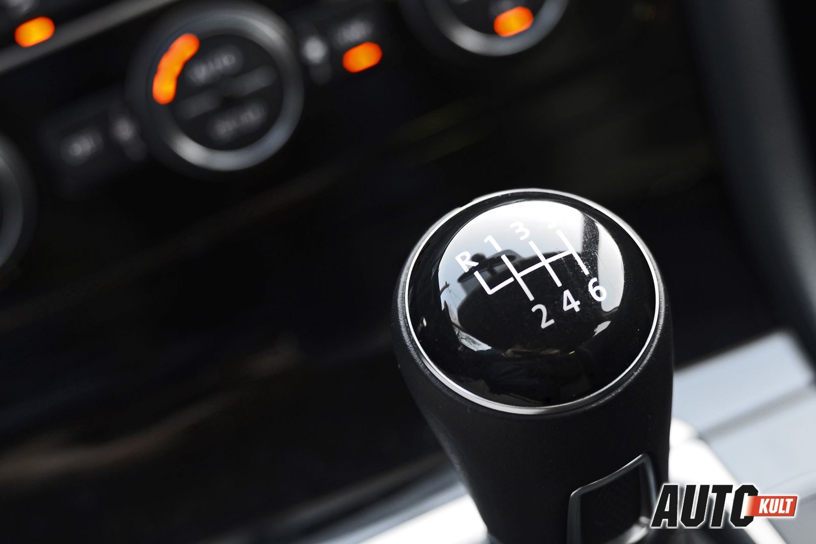 Volkswagen Golf Variant VII 2,0 TDI Highline vs. Ford Focus Kombi 1,6 EcoBoost Titanium - test  [galeria] 23