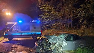 Pijany kierowca uderzył w ciągnik i uciekł. Zatrzymany po skoku z pierwszego piętra