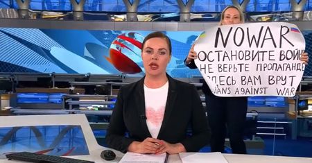 Zaprotestowała przeciw wojnie w rosyjskiej telewizji. Dostała nową pracę