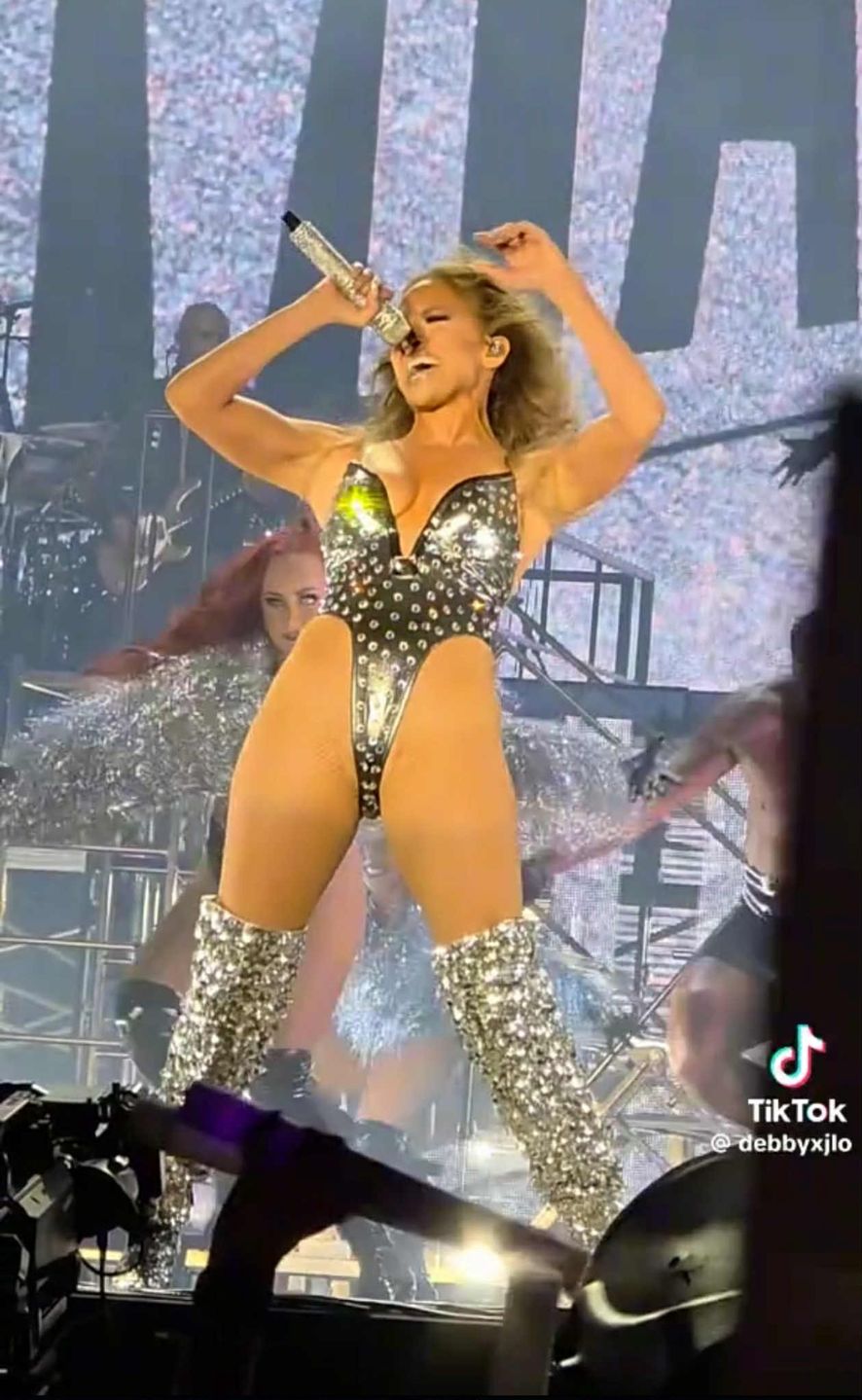 Jennifer Lopez szokuje kusą zbroją na scenie