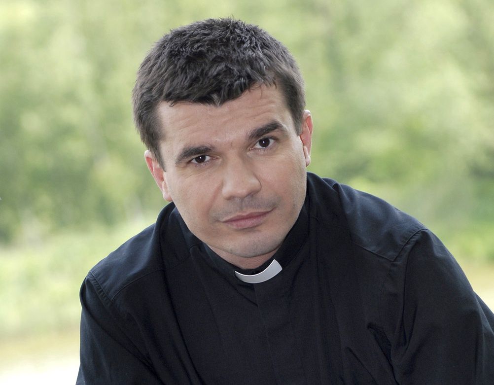 Brzyski zagrał wikarego w "Plebanii". Tak 52-letni aktor wygląda po latach