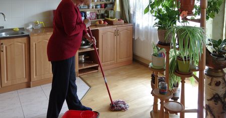 W taki sposób nie myj podłogi. Wiele osób popełnia podstawowy błąd