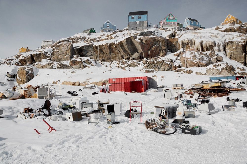 Drugie miejsce w kategorii otwartej przypadło francuskiej fotografce Camille Michel, która wykonała zdjęcia na Grenlandii, na wyspie Uummannaq. Zamieszkują ją Inuici, którzy są w pewien sposób zawieszeni między współczesnością i tradycją. Krajobraz wokół nich jest jednocześnie piękny i niepokojący.
