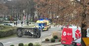 Słupsk: Groźna kolizja na rondzie. Auto dostawcze przewrócone