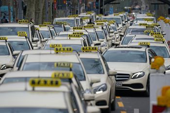 Mercedes zrezygnował z aut "w budyniu", teraz wraca z podkulonym ogonem