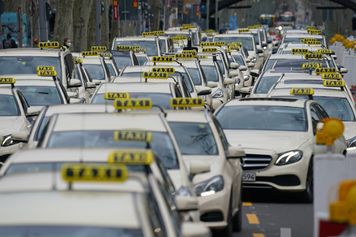 Mercedes zrezygnował z aut "w budyniu", teraz wraca z podkulonym ogonem