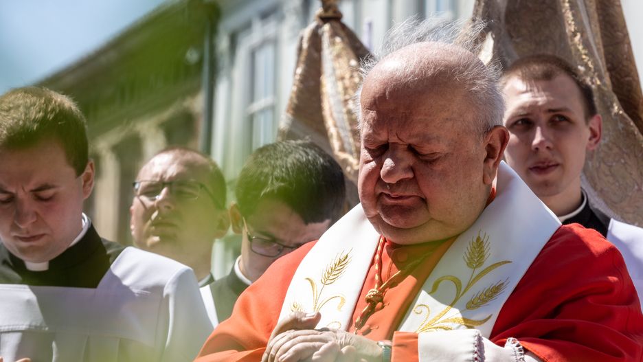 Cardinal Stanislaw Dziwisz prays as priests and the faithful walk in the procession of the Holy Body and Blood of Christ in the Old Town of Krakow on June 3, 2021.  Traditional procession of Catholic church has very important place in Polish calendar. Polish Catholic Church hierarchy, including bishop Marek Jedraszewski and cardinal Stanislaw Dziwisz participates in this procession. (Photo by Dominika Zarzycka/NurPhoto via Getty Images)