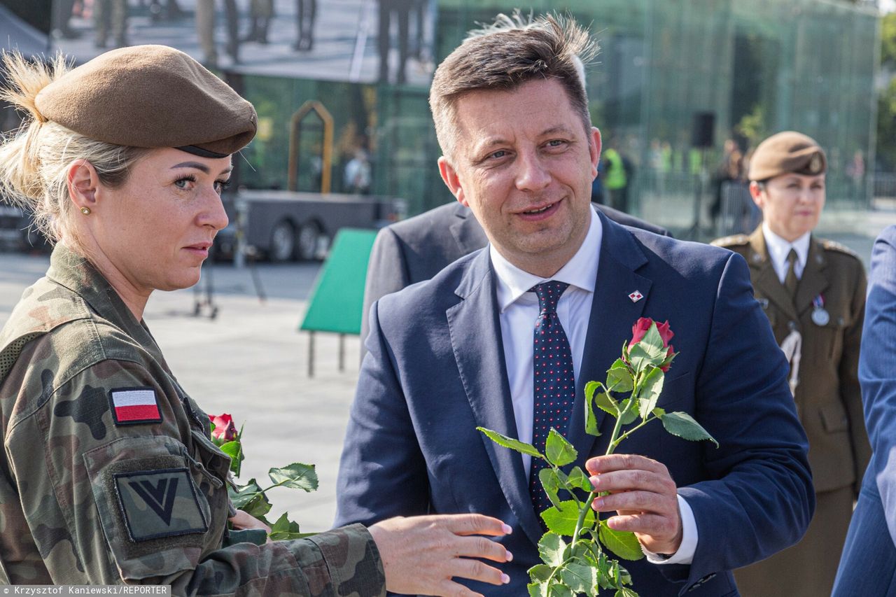 Szef kancelarii premiera Michał Dworczyk z żołnierką WOT 