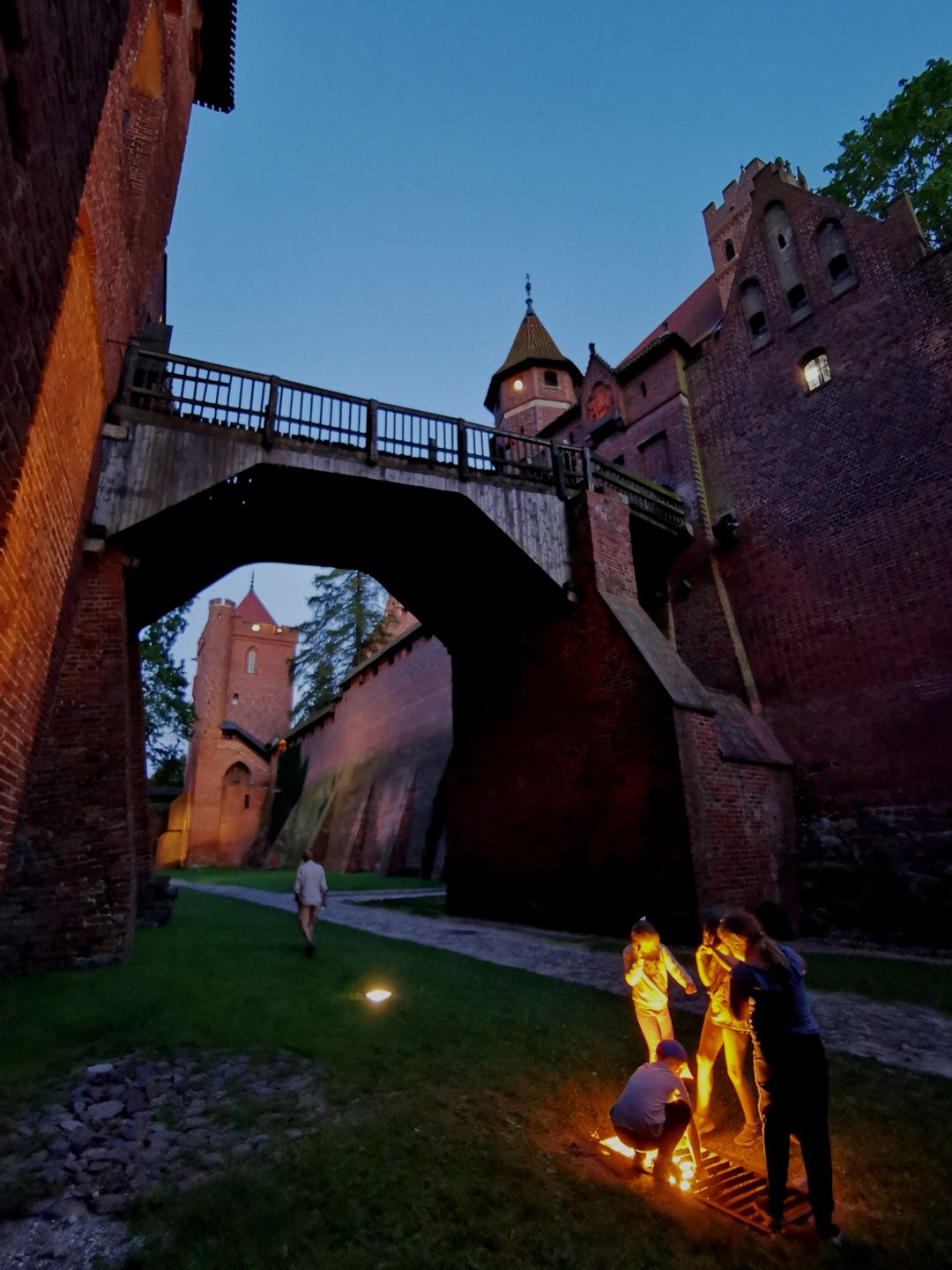 Zamek w Malborku warto zwiedzić nocą