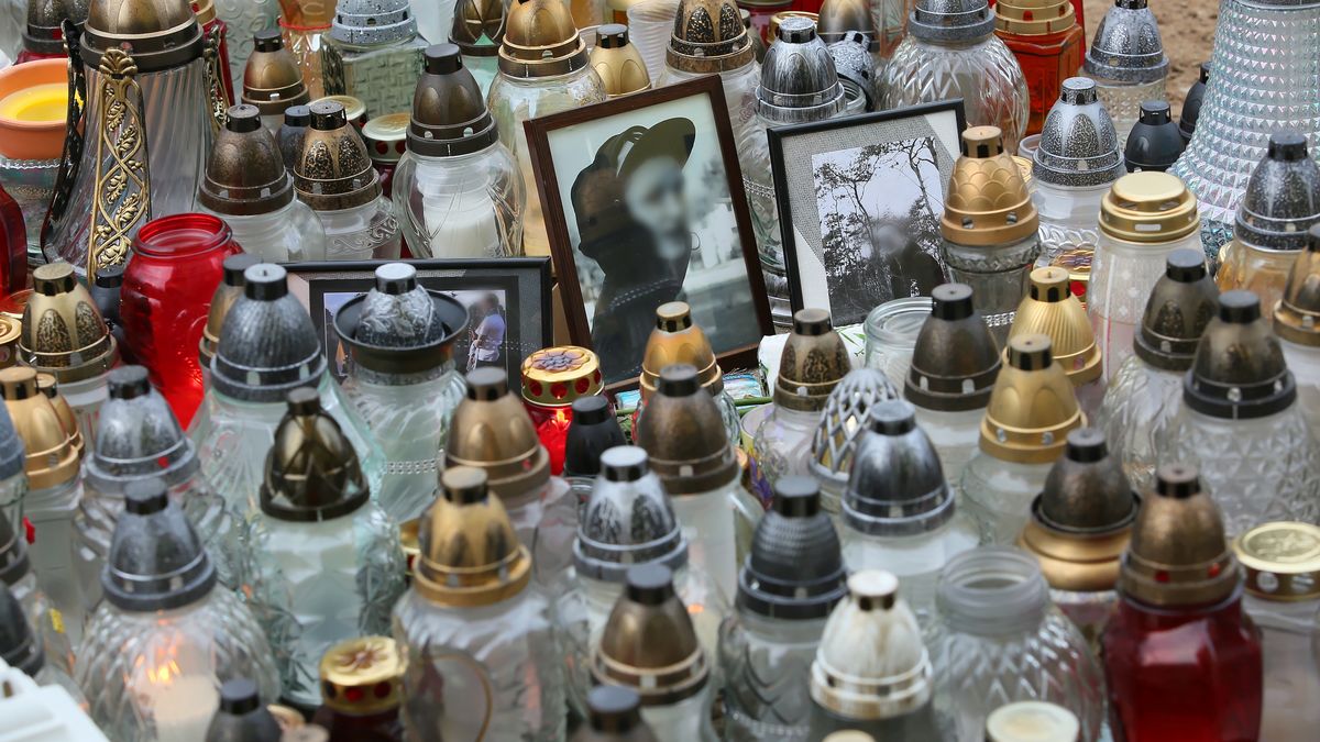 znicze na miejscu zdarzenia
Konin, 18.11.2019. Znicze na placu zabaw, 18 bm. w Koninie, gdzie 14 bm. zgin�� 21-letni Adam. Na jednym z koni�skich osiedli patrol policji pr�bowa� wylegitymowa� 21-latka i dw�ch 15-latk�w; najstarszy zacz�� ucieka�. Wed�ug informacji policji, m�czyzna nie reagowa� na wezwania do zatrzymania. Goni�cy go funkcjonariusz u�y� broni; policja utrzymuje, �e by� do tego zmuszony; postrzelony 21-latek zmar�. (kf) PAP/Tomasz Wojtasik
Tomasz Wojtasik
21 latka, 21-latka, miejsce zdarzenia, plac, policja, postrzelenie, pr�ba zatrzymania, Witold Nowak, zabaw, znicze, Adam Cz.