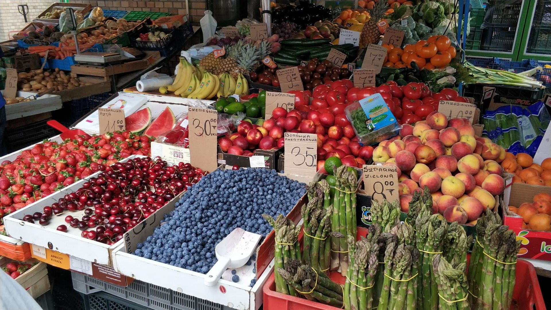 Borówki za 35 zł/op. i czereśnie po 30 zł/kg. Można jednak znaleźć niższe ceny.