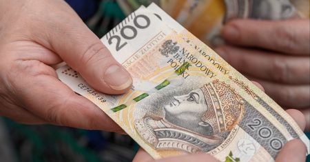 Straciła prawie milion złotych. Tak działali oszuści