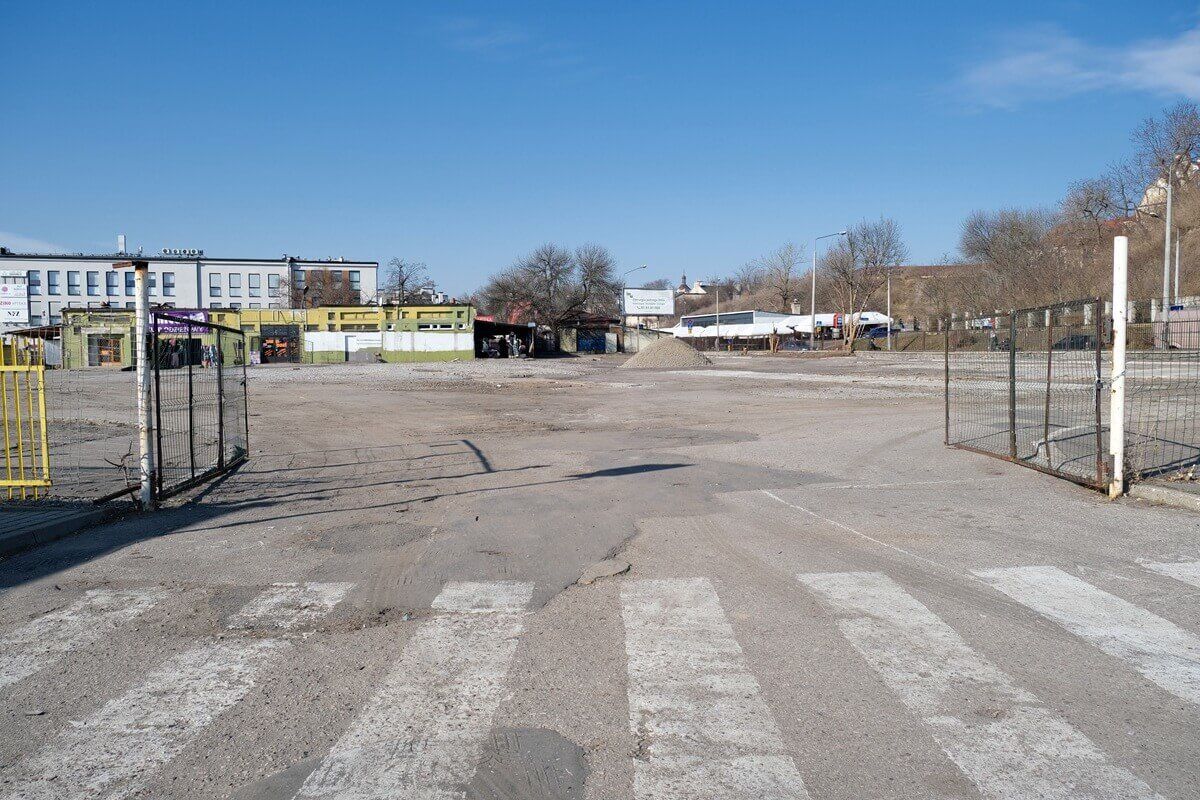 Trwa przygotowanie parkingu na terenie dawnego targowiska przy ul. Ruskiej w Lublinie