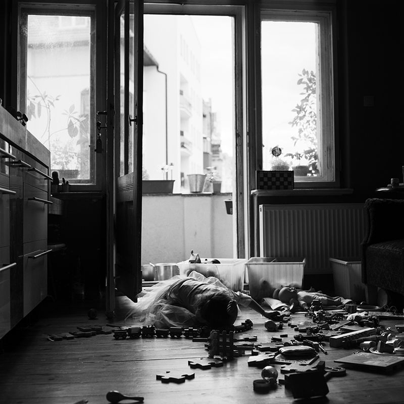 Zabawki, czarno-białe, kwadratowe fotografie i pytanie „być czy mieć" 6