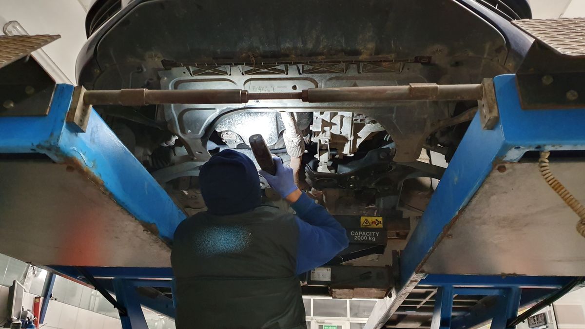 Jeśli auto przejdzie pozytywnie badanie techniczne, informacja o tym trafia do systemu CEP. Kuriozum prawne wygląda natomiast tak: trzeba to wpisać do dowodu rejestracyjnego, ale dowód rejestracyjny nie jest potrzebny.