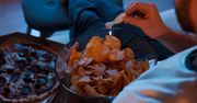 Dlaczego późne kolacje mogą szkodzić trawieniu? Nowe badania naukowców